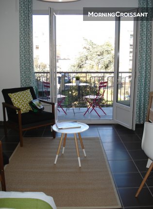 Studio balcony and parking