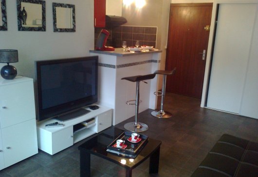 Pau c.vill F2 standing furniture