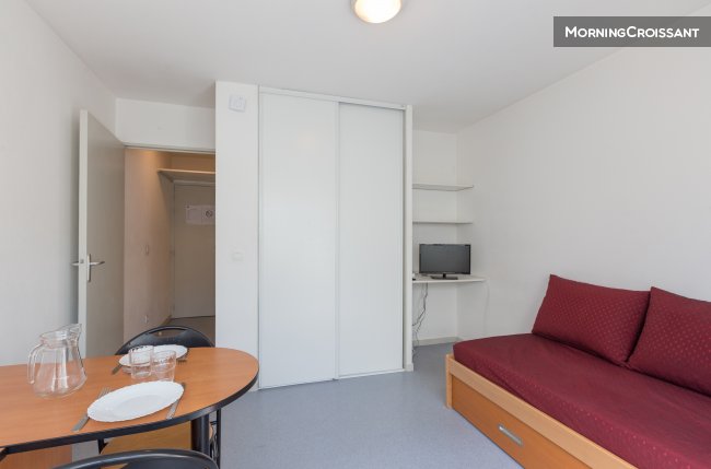 Functional studio ideally located