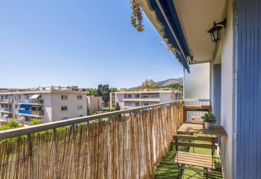 Bright 2BR flat w balcony & parking