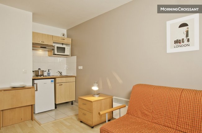 Furnished studio in residence