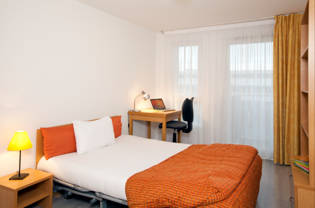 Furnished studio in residence