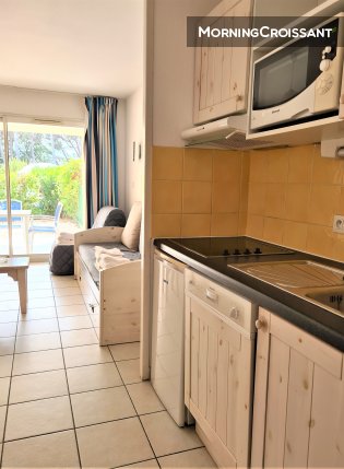 1BR flat for 4/5 people