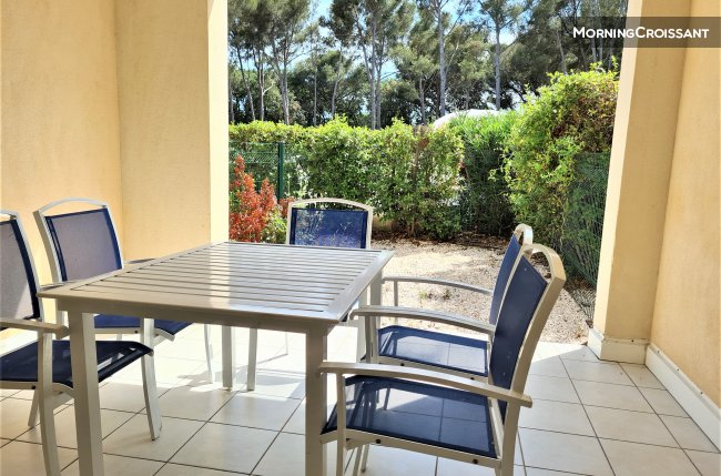 1BR flat for 4/5 people
