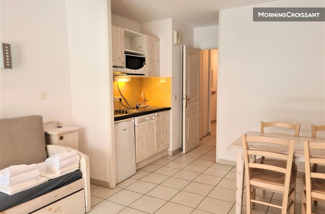 1BR flat for 4/5 people