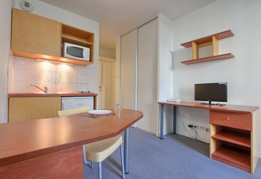 Furnished studio in residence