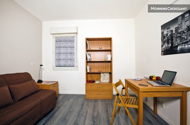 Furnished studio in residence