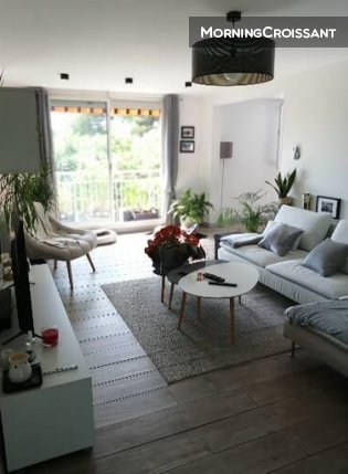 1 room available in Beautiful flat
