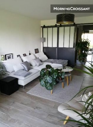 1 room available in Beautiful flat