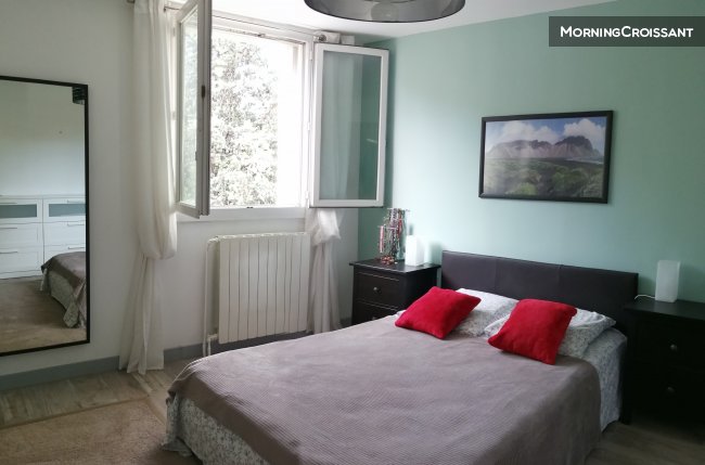 1 room available in Beautiful flat