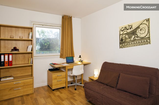Furnished and equipped studio