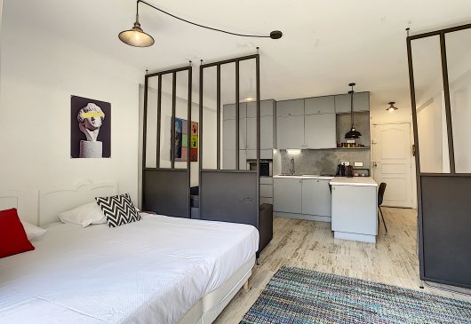 Studio with balcony in the center