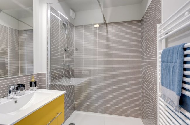 Furnished and equipped studio