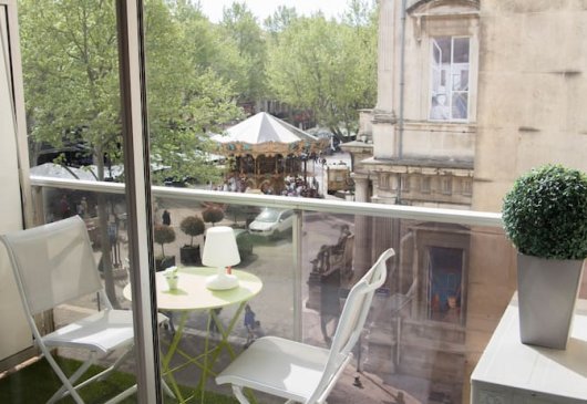 Large T4 in the centre of Avignon