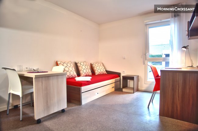Furnished studio in residence