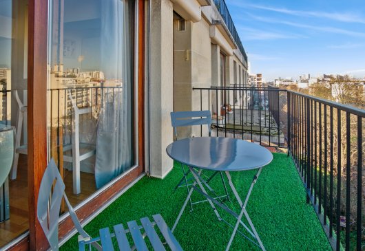 Bright T1 with balcony in Paris