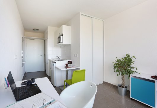 Near the town hall: furnished apt