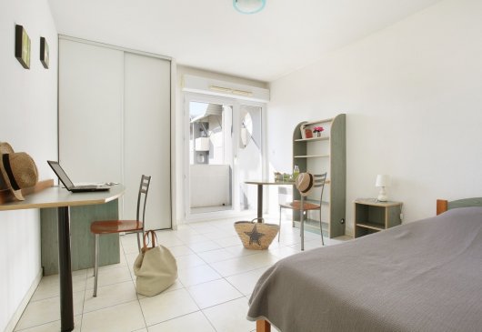 Ground floor studio with balcony