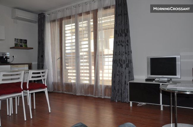 Studio 28 sqm + loggia - longchamp