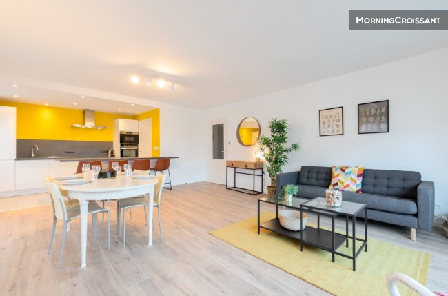 Bright 2 bed flat + Parking