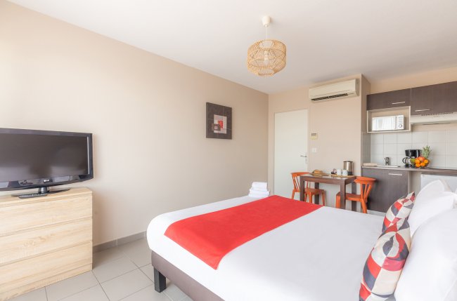 Beautiful studio w/ hotel services