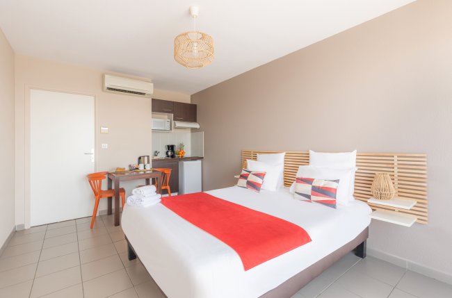 Beautiful studio w/ hotel services