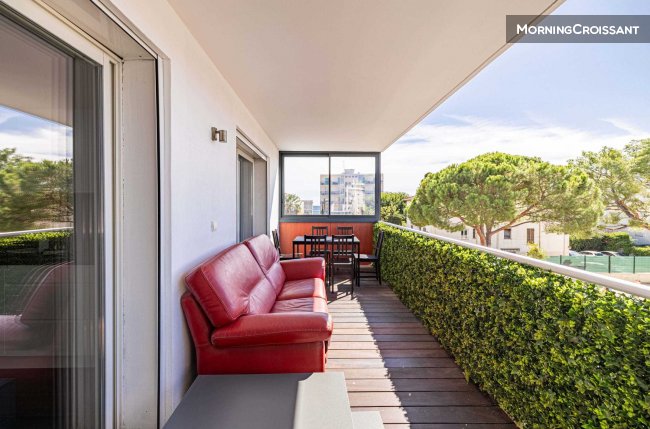 Apartment with terrace close to sea