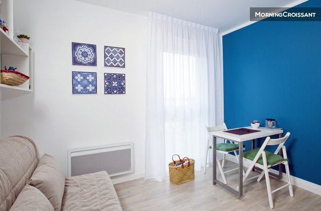 Furnished studio in residence