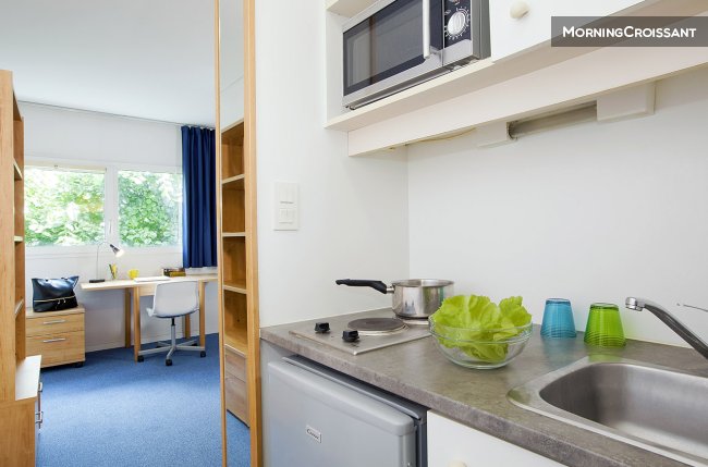 Furnished studio in residence