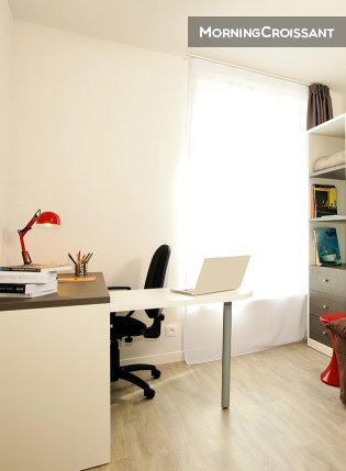 Furnished studio in residence