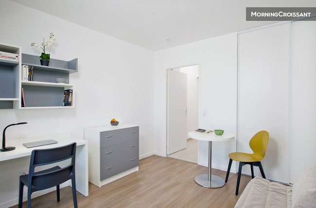 Furnished studio in residence