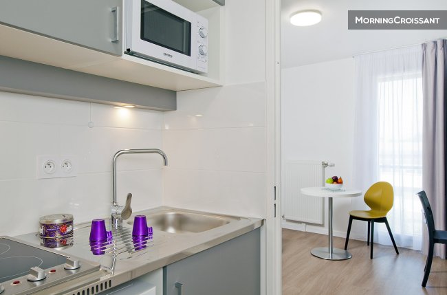 Furnished studio in residence