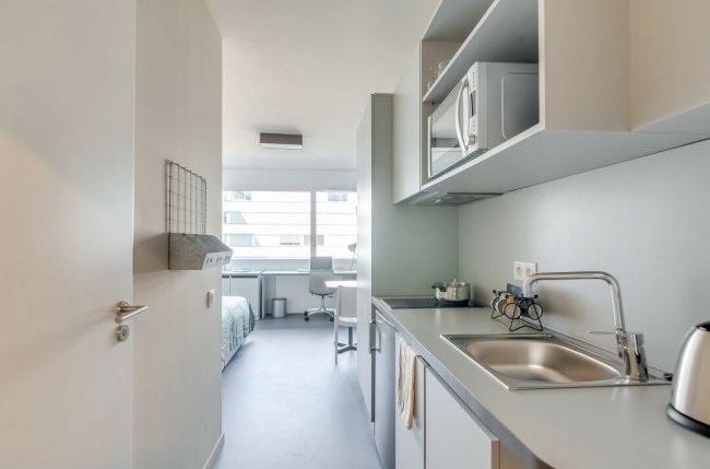 Furnished and equipped studio