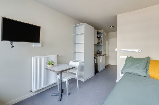 Furnished and equipped studio