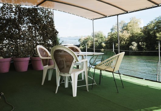 A romantic barge in Paris