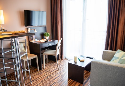 1BR apt in wooded park