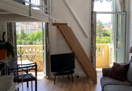 Sunny loft, old Nice, balcony