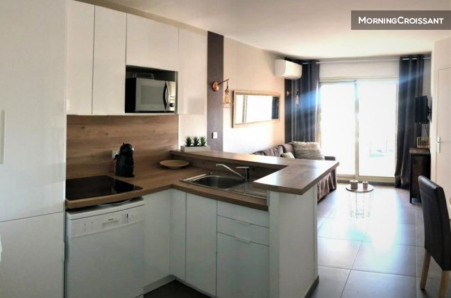 Nice 1BR flat w/sea and hill view
