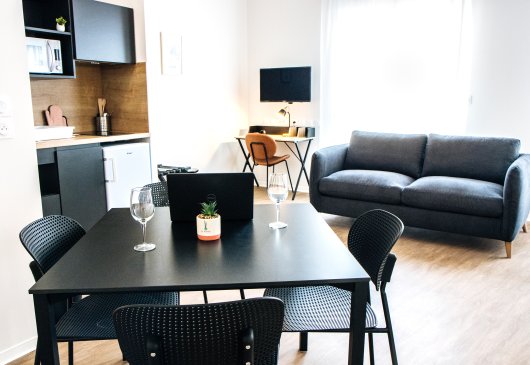 Spacious studio balcony - Promo