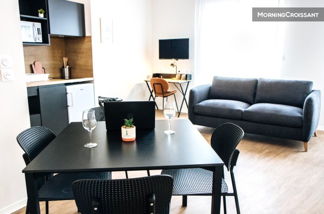 Spacious studio balcony - Promo