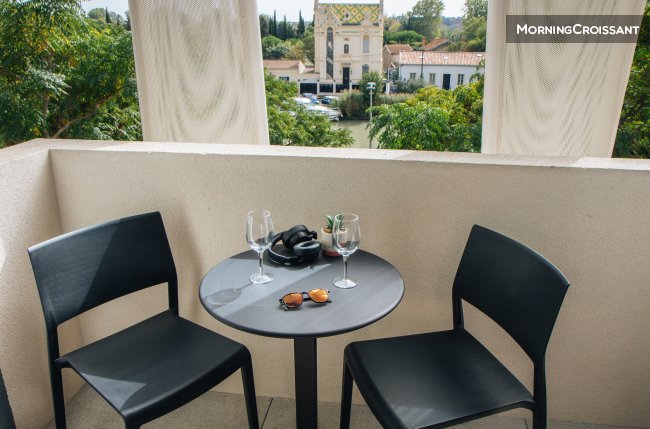 Spacious studio balcony - Promo
