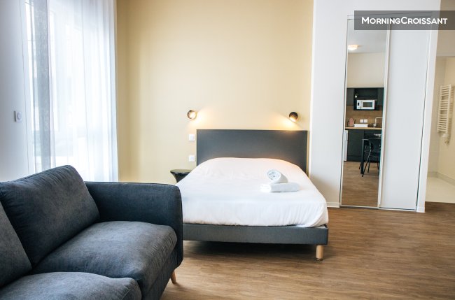 Spacious studio balcony - Promo