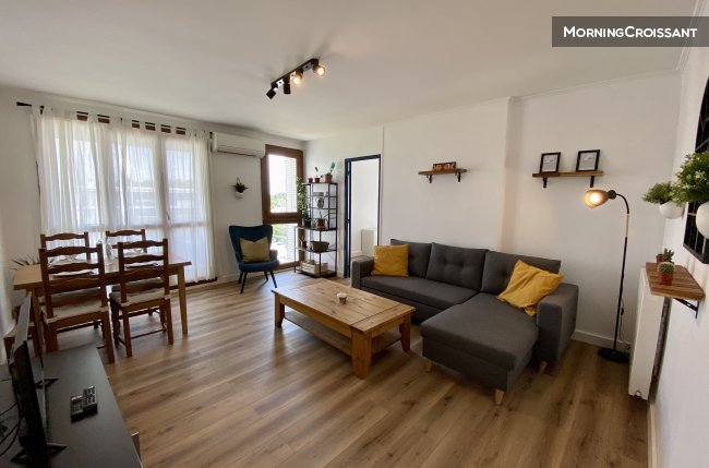 T4 close to town centre balcony, AC
