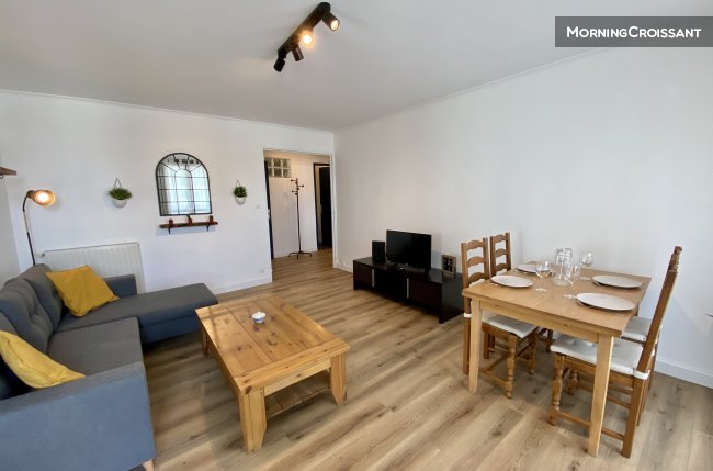 T4 close to town centre balcony, AC