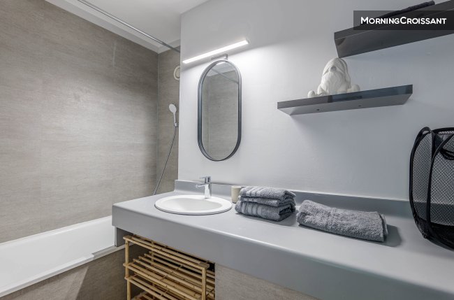 1-bedroom apt + private car park