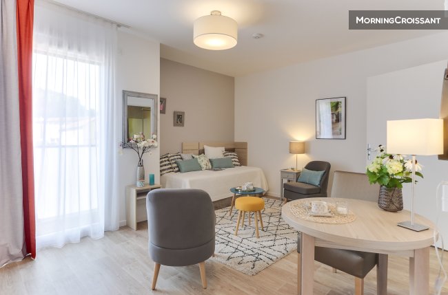 Furnished studio in residence