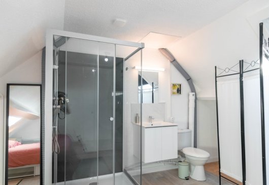 edhec, shared shower and private wc