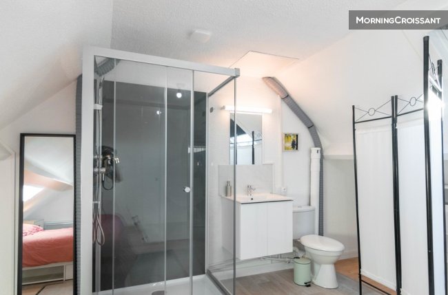 edhec, shared shower and private wc