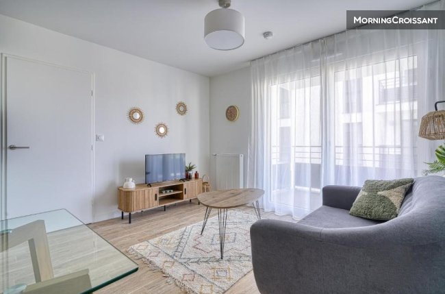 Furnished and equipped studio