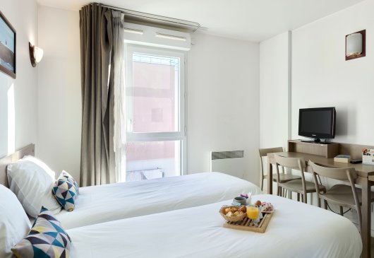 Studio with twin bed in residence